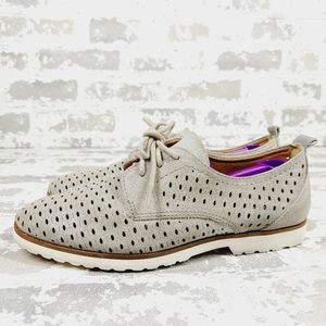 Earth Women's Camino Gray Silver Suede Lace Up Laser Cut Oxford Loafers V69
